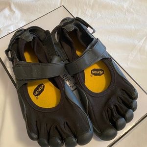 Vibram black athletic shoes size 9